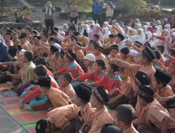 Sholat dhuha di imami oleh Siswa SD 2 pante Raya  patut di  Contoh.