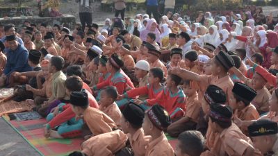 Sholat dhuha di imami oleh Siswa SD 2 pante Raya  patut di  Contoh.