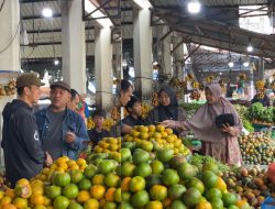 Bardan Sahidi  Bersama Tim Pemenagan Dengar Keluhan  Emak Emak Pedagang di Pasar Paya Ilang