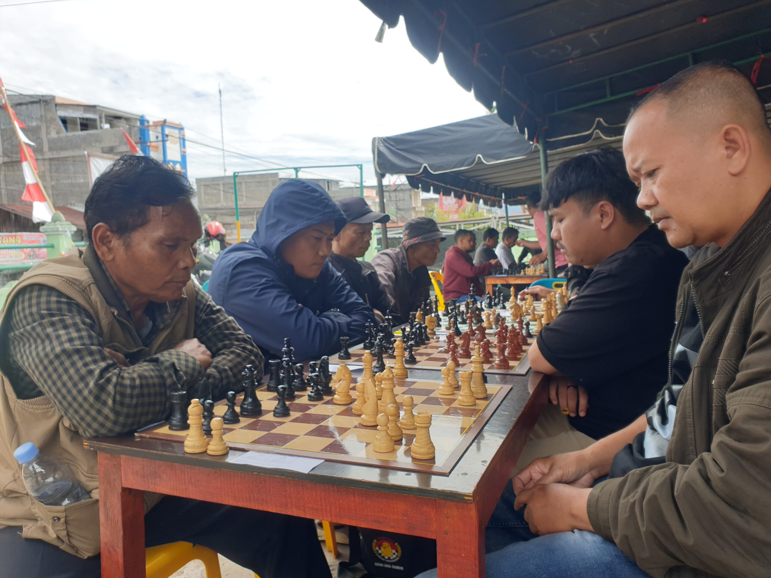 Para peserta catur piala Koramil 01 Bandar sedang berlaga (Gona)