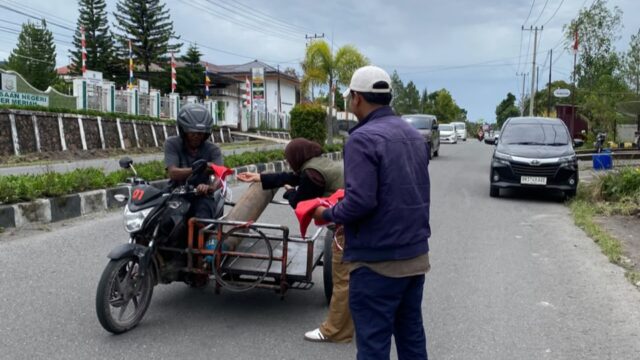 850 Bendera Merah Putih Dibagikan DKC Bener Meriah di Panteraya dan Simpang Tiga