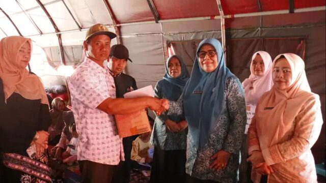Ketua TP-PKK Bener Meriah Peduli Korban Kebakaran di Jagong Jeget